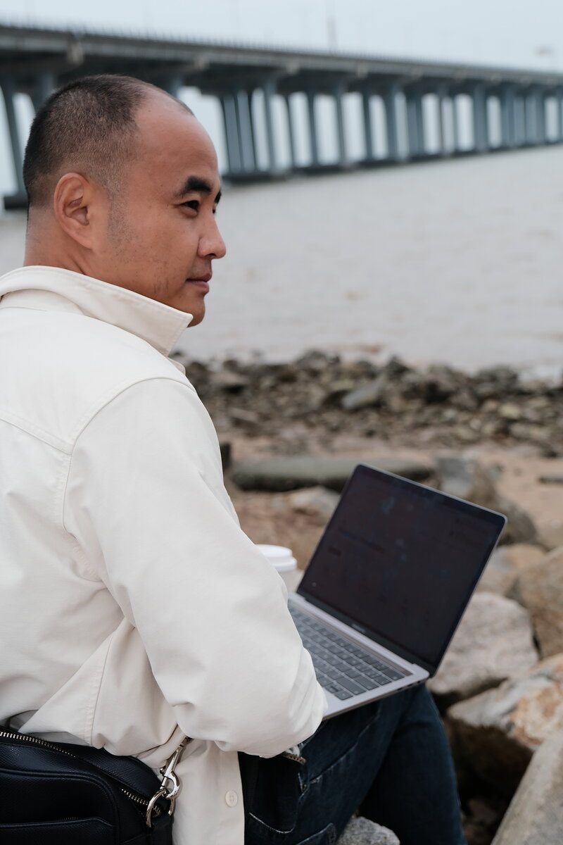 Lizi Li working by the water
